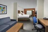 Holiday Inn Express & Suites Bay City Hotel di Wadsworth