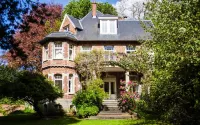 Guest House la Maison Chantecler Hotels in Синт-Питерс-Леув