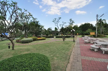 Kulwadee Hotel Отели рядом с достопримечательностью «Wat Chiang Ei Si Mongkol Wararam»