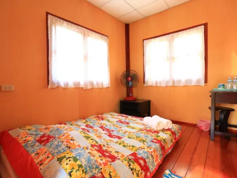 Standard-1 Bed Queen Non-Smoking