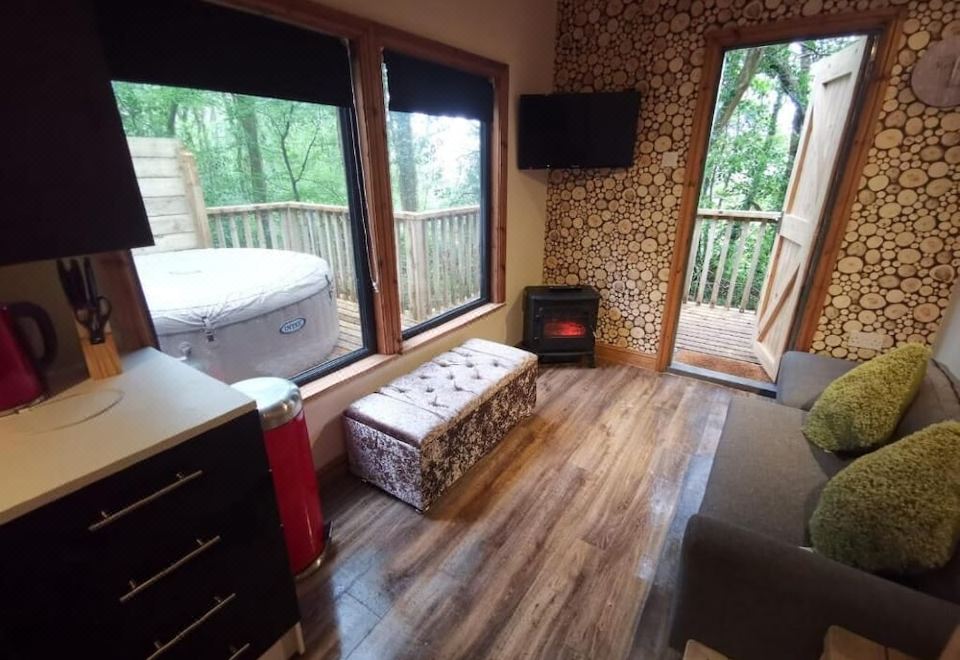Image showcasing Tiny House Hot Tub: Aktuelle Angebote & Bewertungen 2025 | Trip.com
