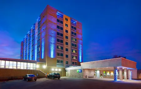 Holiday Inn Express & Suites Pittsburgh West - Green Tree Отели рядом с достопримечательностью «Фуникулёр Дюкен»