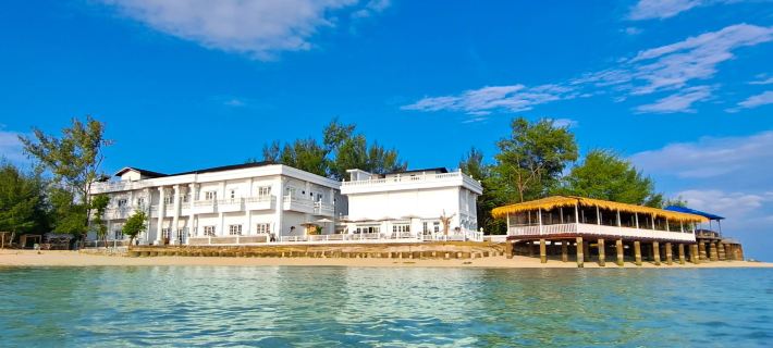 Gili Beachfront Suites Отели в г. Гили Траванган