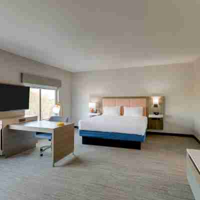 Hampton Inn & Suites by Hilton Weatherford Rooms
