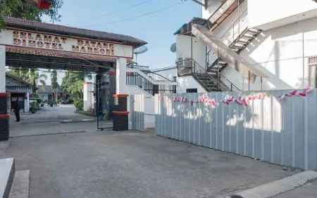 Hotel Markoni Pamanukan Mitra RedDoorz Отели в г. Subang Regency