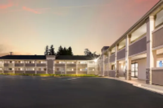 Clarion Pointe East Lansing University Area Hotels in Okemos