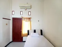 Griya Juanda Syariah Near RS Dharma Husada Probolinggo Mitra RedDoorz Hotels in Kanigaran