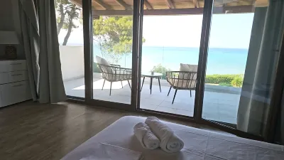 Villa Mare Azul - Luxury Beachfront Retreat in Hanioti, Halkidiki, Greece Paralia Pefkochori附近的飯店