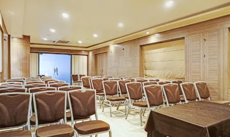 Hotel Madhav International Pune Railway Station Отели рядом с достопримечательностью «Bund Garden»