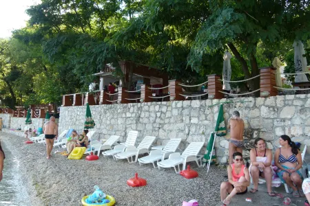 Spacious Family 4Br Seaside House, Fantastic Sea Views, 20 Meters to Beach Отели в г. Доњи Ораховац