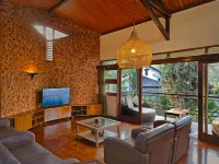 Villa 4-BR Klub Bunga No. 8 Batu Malang