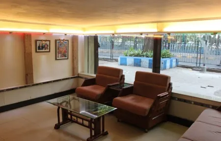 Basera Guest House Отели рядом с достопримечательностью «Кладбище Юг Парк стрит»