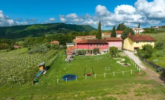 TouristFarm - Apartments "RED FAIRYTALE"