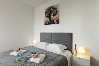 Santi Apartment Few Min from Lake - Happy Rentals