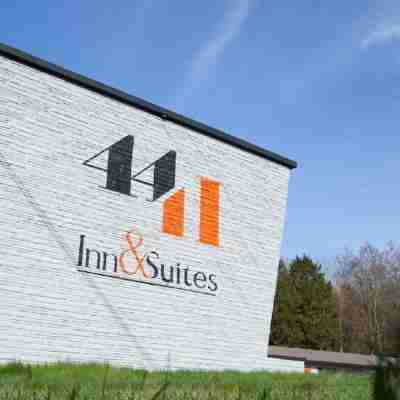 4411 Inn & Suites Hotel Exterior