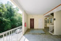 EE's Seaside House - Homestay 3 Min Walk to Beach فنادق في باتو فيرينغي