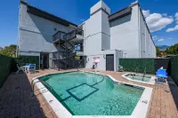 Hyland Inn Near Pasadena Civic Center - Pools