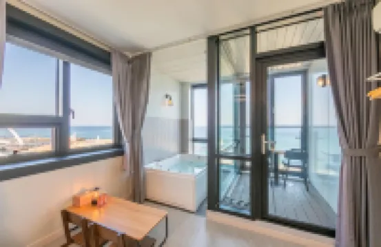 Gangneung, the Sea When You Open Your Eyes