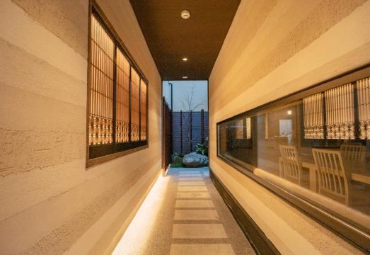 타니마치쿤 숙소의 전통적인 내부 모습