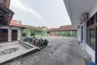 RedDoorz Syariah near Taman Kota Kuningan Hotel dekat Balong Keramat Darmaloka Site