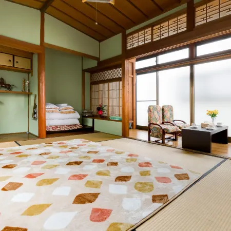 A&Z Guest House Отели рядом со станцией Nishikinohama Railway Station