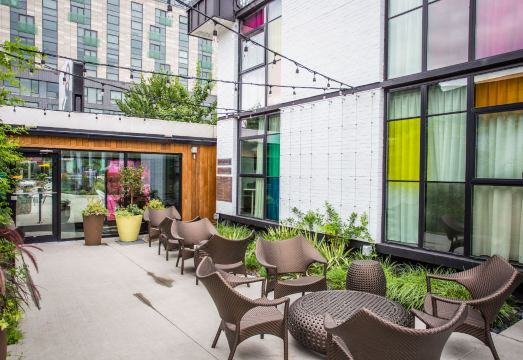 더 버브 호텔의 야외 수영장과 풀사이드 바