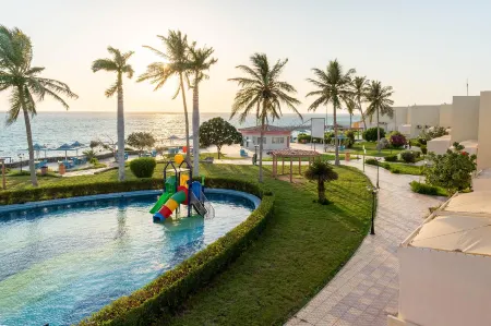 Radwa Ramada Resort Отели рядом с достопримечательностью «Yanbu Al-Bahr Beach»