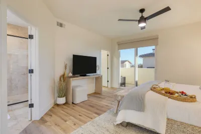 Sunset Serenity by Avantstay Rooftop w/ Hot Tub & Fire Pit, 3 Blocks to Beach!