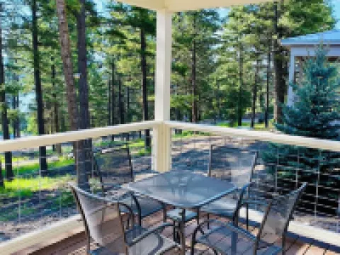 Grand Opening Pricing! 401A Cozy Cabin with views of Flathead Lake 萊克賽德酒店