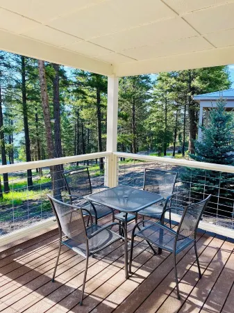 Grand Opening Pricing! Cozy 1 Bedroom Cabin with views of Flathead Lake Отели в г. Лейксайд