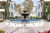 Single story Luxurious 1 BR 1 BA Kitchen Living Resort Pools Gym