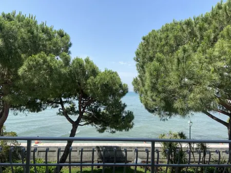 Seaview apartment at Costa Azzura beach Отели в г. Градо