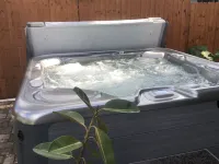 Riverside Casita: semi-private pool, spa, dock, garden oasis, 5 min to downtown!