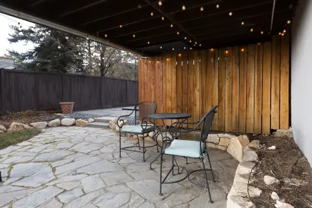 All Year Heated Pool, King Beds, Large Apartment,  Ski & Hiking,  Mountain View