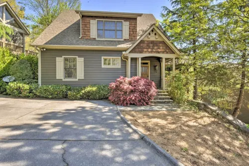 “Big Cozy” Mountain House in hills of amenity packed Big Canoe!