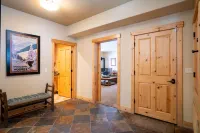 Modern Tahoe Donner Cabin. Hot Tub.  Near Trails, Skiing & Downtown Truckee