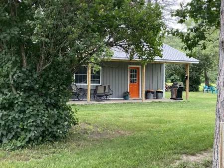 Cozy new cottage sleeps 4 near Watkins Glen Racetrack! Отели рядом с достопримечательностью «Парк штата Уоткинс Глен»