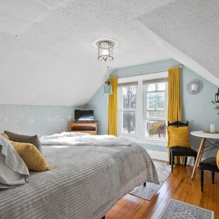 Billiken Inn, Private Loft in 2 Story Victorian