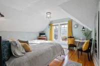 Billiken Inn, Private Loft in 2 Story Victorian