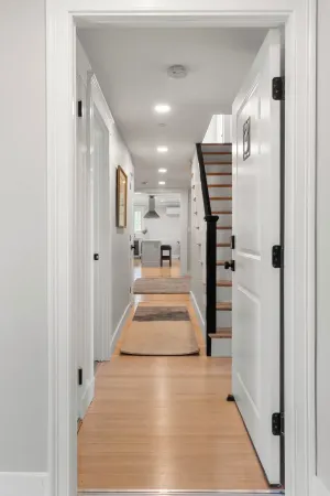 Beautifully Appointed 3-Bedroom Apartment w/Roofdeck, Central Andover location