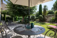 The blue shutters in Maillane Hôtels à : Maillane