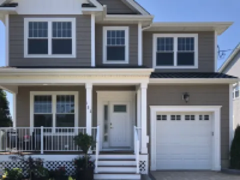 NEW Beach House - 3 blocks to the beach with beach Badges!