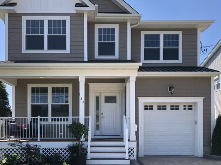 NEW Beach House - 3 blocks to the beach with beach Badges!