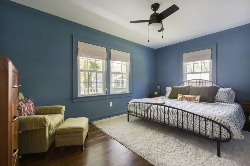 Stylish mountain cottage walkable to downtown with private backyard.