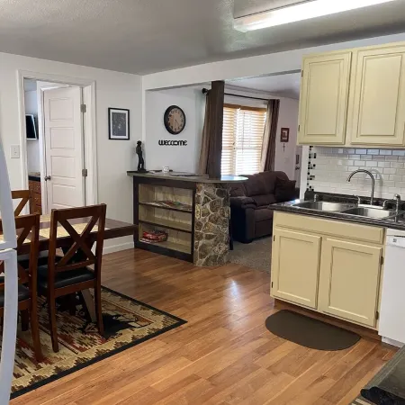 Mama Bear Cottage (Downtown Cody)