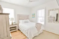 The Sand Haus - Steps to Beach - 7 Separate Beds - Pet Friendly - Pool - Grill