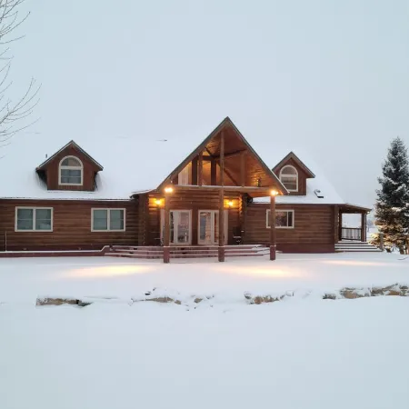 Secluded luxury lodge that sleeps 34 in beds