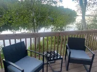 Quaint lakefront cabin Hotels in Lenroot