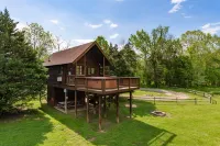 Discover Shenandoah River steps away! Cozy 2-bedroom Luray cabin. Page County 호텔