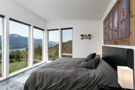 Epic Columbia River views * New Modern Home in the heart of the gorge.